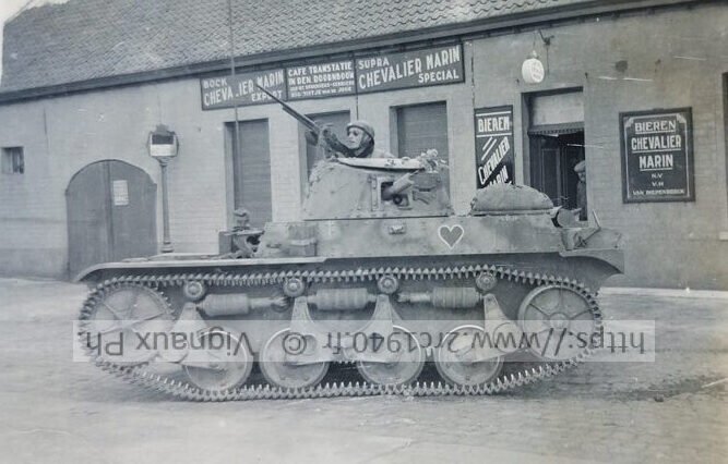 AMR 35 près de Turnhout en Belgique. L'aspirant Servan-Screiber du 4ème cuirassiers