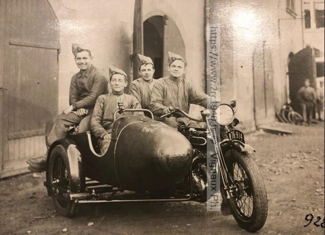 René le Dafniet
30ème Régiment de Dragons caserne Bridoux, quartier Borny à Metz.
Motos René Gillet Type G